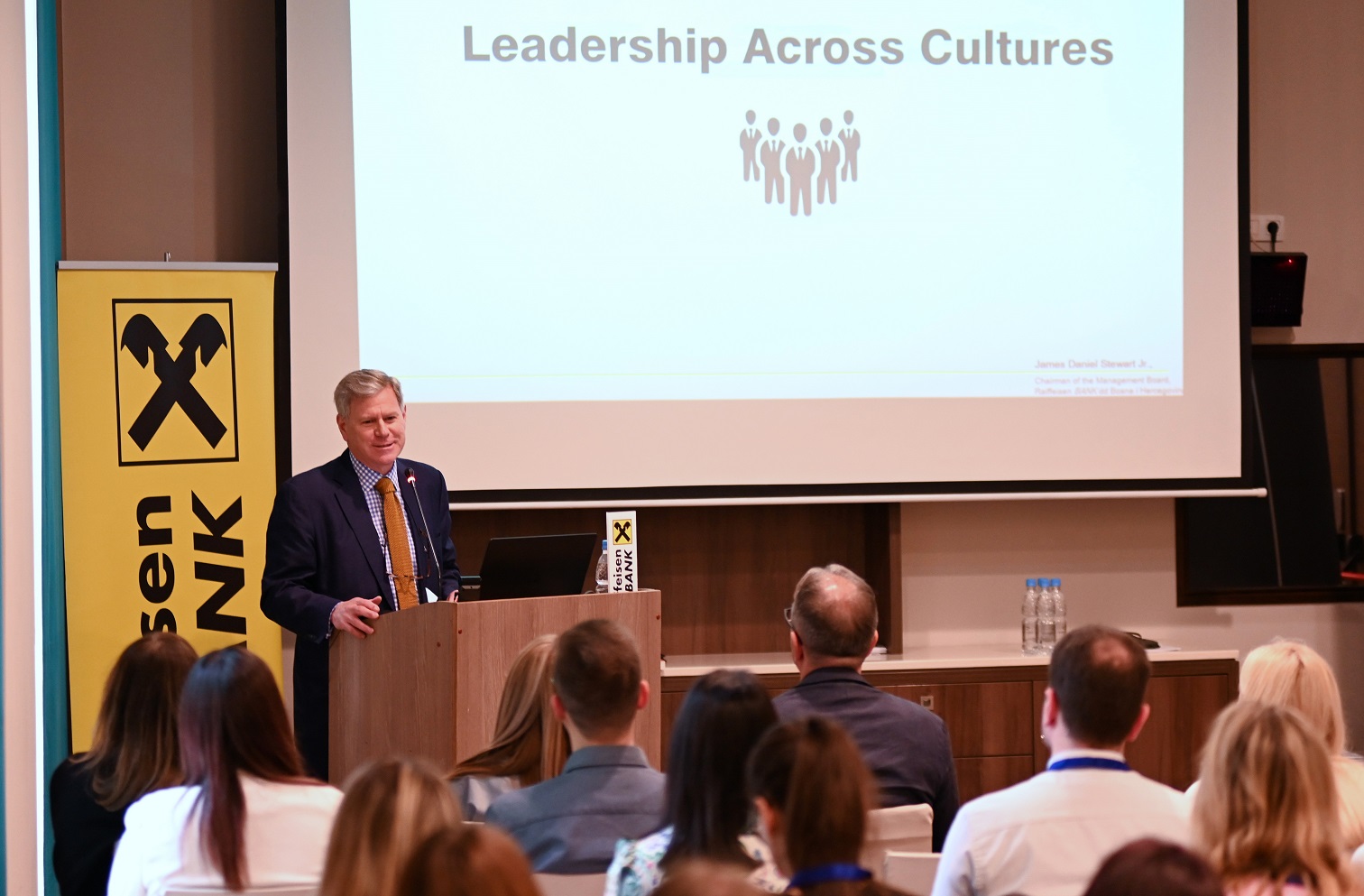 Raiffeisen banka podržala AmCham Leader Roots program | Poslovne novine